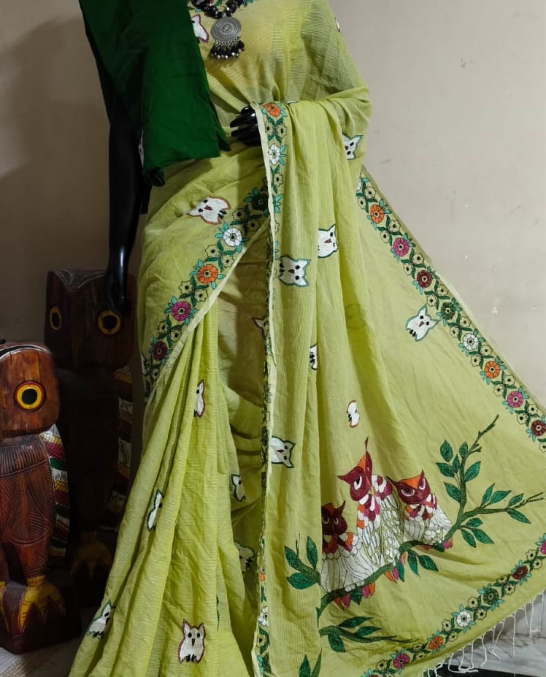 Minimal style with a touch of tradition — discover the beauty of Kantha stitches on soft cotton.